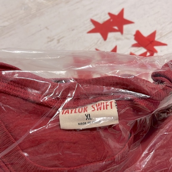 Taylor Swift Red Swiftie Crew Neck Sweatshirt size XL NEW in Package w/ Confetti - Picture 7 of 7